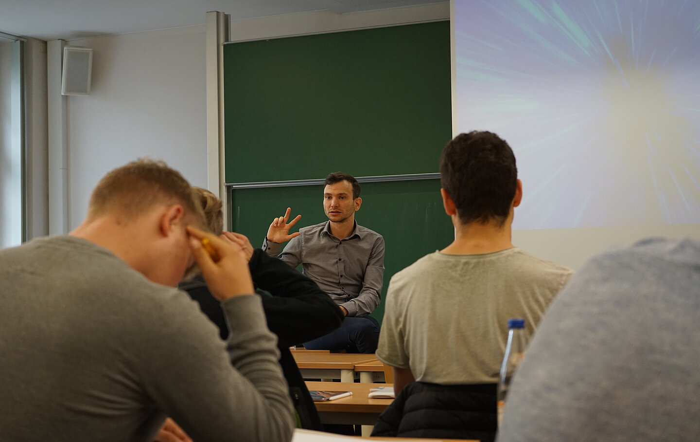 Lehrsituation im Seminarraum mit Dr. Volker Gruhne
