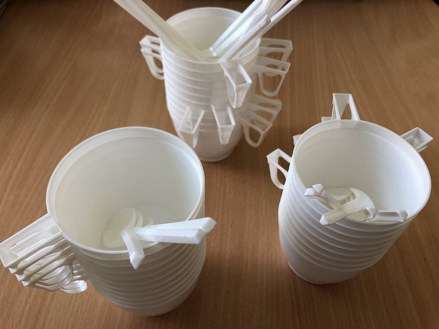 Ab 3.7.2021 in der EU verboten: Einwegplastik. (Foto: HTWK Leipzig) drei Stapel mit weißen Einweg-Plastiktassen und -löffeln