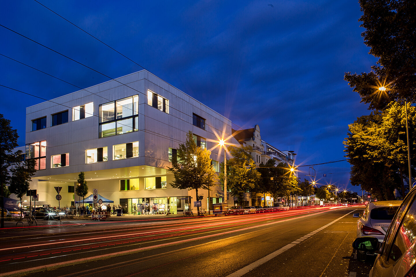Ansicht der beleuchteten HTWK-Bibliothek bei Nacht