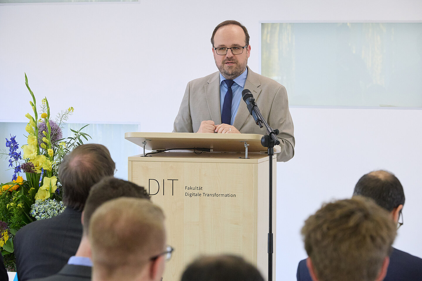 Prof. Oliver Crönertz Dekan Prof. Oliver Crönertz begrüßt die Gäste