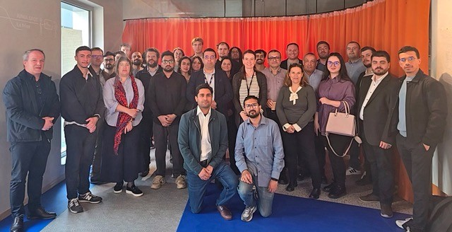 Gruppenbild in Lille viele Menschen stehen für ein Gruppenbild in einem Raum